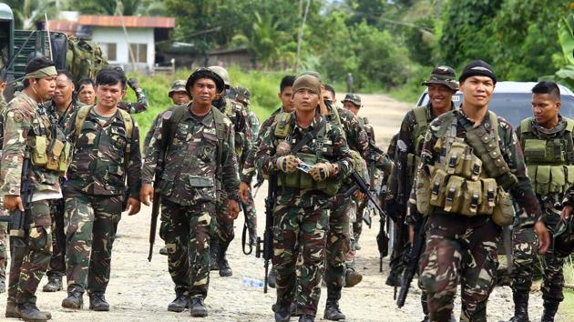Philippine soldiers patrol a road at Pigkawayan, a farming town about 160 kilometres (100 miles) from Marawi city, on north Cotabato, in the southern Philippine island of Mindanao on June 21, 2017. (AFP Photo) Philippine soldiers patrol a road at Pigkawayan, a farming town about 160 kilometres (100 miles) from Marawi city, on north Cotabato, in the southern Philippine island of Mindanao on June 21, 2017. (AFP Photo)