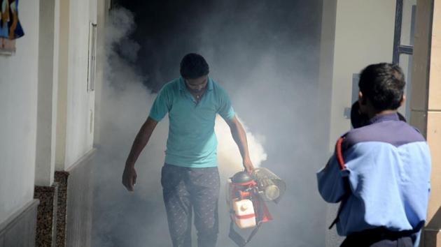 The Municipal Corporation of Gurugram (MCG) has formed teams and procured fogging machines to carry out fumigation drives.(Parveen Kumar/HT Photo)