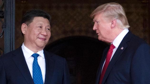 US President Donald Trump (R) welcomes Chinese President Xi Jinping (L) to the Mar-a-Lago estate in West Palm Beach, Florida, on April 6.(AFP File Photo)