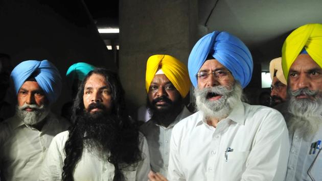 The Speaker suspended the AAP and LIP MLAs, led by the leader of the opposition HS Phoolka, for the day after they disrupted assembly proceedings by raising slogans and rushing to the well of the House (Sanjeev Sharama/HT Photo) The Speaker suspended the AAP and LIP MLAs, led by the leader of the opposition HS Phoolka, for the day after they disrupted assembly proceedings by raising slogans and rushing to the well of the House (Sanjeev Sharama/HT Photo)