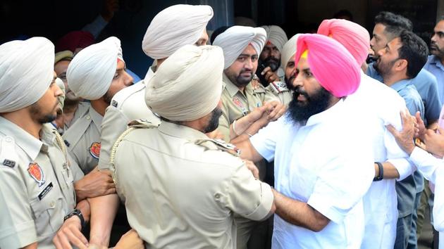 Lok Insaaf Party (LIP) MLASimerjeet Singh Bains Simarjeet Bains clash with Punjab Police outside Vidhan Sabha Gate on Monday. He was protesting against the denial of permission to enter the assembly complex. (Sanjeev Sharma/HT Photo) Lok Insaaf Party (LIP) MLASimerjeet Singh Bains Simarjeet Bains clash with Punjab Police outside Vidhan Sabha Gate on Monday. He was protesting against the denial of permission to enter the assembly complex. (Sanjeev Sharma/HT Photo)