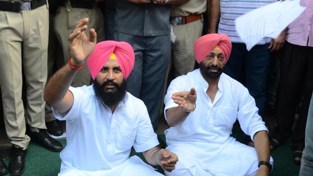 (Left) Lok Insaaf Party (LIP) MLASimerjeet Singh Bains and Sukhpal Khaira protesting outside Punjab Vidhan Sabha gate on Thursday. They were protesting against the denial of permission to enter the assembly complex. (Sanjeev Sharma/HT Photo) (Left) Lok Insaaf Party (LIP) MLASimerjeet Singh Bains and Sukhpal Khaira protesting outside Punjab Vidhan Sabha gate on Thursday. They were protesting against the denial of permission to enter the assembly complex. (Sanjeev Sharma/HT Photo)