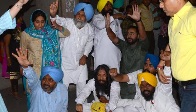 The Speaker suspended the AAP and LIP MLAs, led by the leader of the opposition HS Phoolka, for the day after they disrupted assembly proceedings by raising slogans and rushing to the well of the House (Sanjeev Sharma/HT photo) The Speaker suspended the AAP and LIP MLAs, led by the leader of the opposition HS Phoolka, for the day after they disrupted assembly proceedings by raising slogans and rushing to the well of the House (Sanjeev Sharma/HT photo)