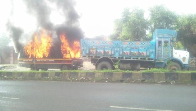 Farmers set ablaze a police van in Nevali.(HT Photo/Rishikesh Chaudhary)
