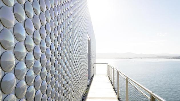 The façade is covered with 2,80,000 rounded, pearly coloured ceramic tiles that reflect the changing colours of the sea and the sky. (Fundación Botín/Gerardo Vela) The façade is covered with 2,80,000 rounded, pearly coloured ceramic tiles that reflect the changing colours of the sea and the sky. (Fundación Botín/Gerardo Vela)
