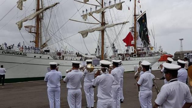The Indian Navy band welcomes the ship.(Embassy of Mexico)