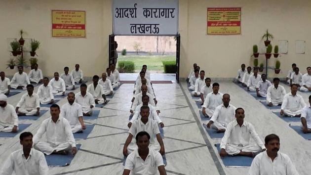 Model jail inmates practising yoga. (HT Photo) Model jail inmates practising yoga. (HT Photo)