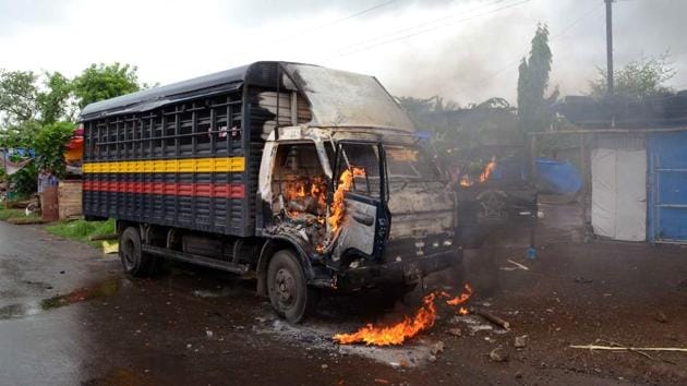 Angry farmers clashed with police and burned down four police vehicles in Kalyan on Thursday. (Rishikesh Choudhary/HT Photo) Angry farmers clashed with police and burned down four police vehicles in Kalyan on Thursday. (Rishikesh Choudhary/HT Photo)