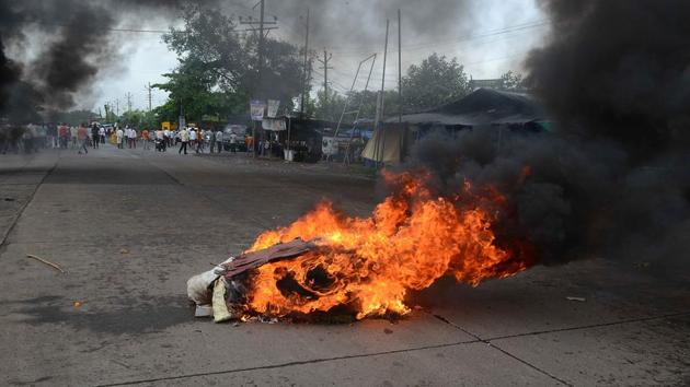 As the violence spiralled out of control, the local police team called for backup. A 200-strong force, with two SRPF platoons , reached the spot of violence (Rishikesh Choudhary/HT PHOTO) 