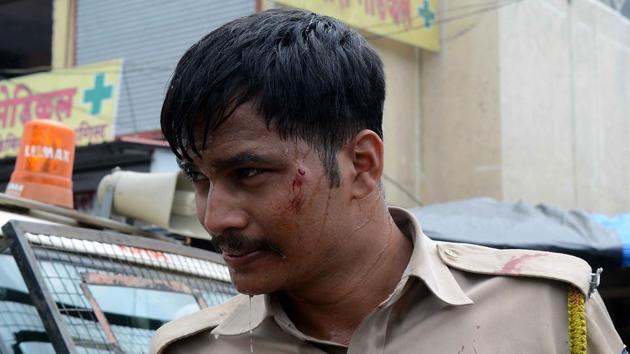 The clash left 15 policemen, 12 villagers and 2 mediapersons injured. (Rishikesh Choudhary/HT PHOTO) 