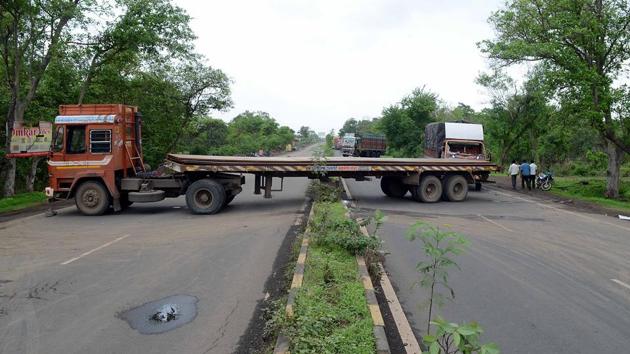 The angry farmers even assaulted a truck driver and forced him to park his vehicle across the road to block entry. The residents said they have been demanding to get their land back, but with no response from the government, they were forced to resort to violence.  (Rishikesh Choudhary/HT PHOTO) 