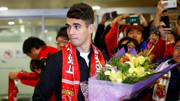 Brazilian international midfielder Oscar at the Shanghai Pudong International Airport.(Reuters)