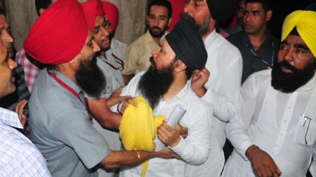 AAP MLA Pirmal Singh arguing with Punjab assembly staff marshals at Punjab Vidhan Sabha in Chandigarh Thursday. (Sanjeev Sharma/HT Photo) AAP MLA Pirmal Singh arguing with Punjab assembly staff marshals at Punjab Vidhan Sabha in Chandigarh Thursday. (Sanjeev Sharma/HT Photo)