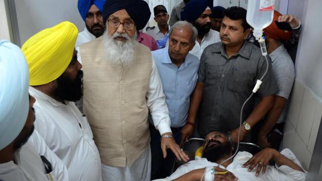 Former Punjab chief minister Parkash Singh Badal visiting AAP MLA Manjit Singh at Government Medical Superspecialty Hospital, Sector 16, Chandigarh on Thursday. (Sanjeev Sharma/HT Photo) 