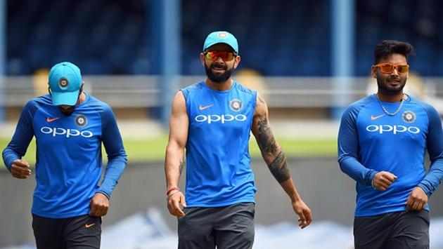 India's captain Virat Kohli (C) and his teammates Ravindra Jadeja (L) and Rishabh Pant warm up. (AFP/Getty Images)
