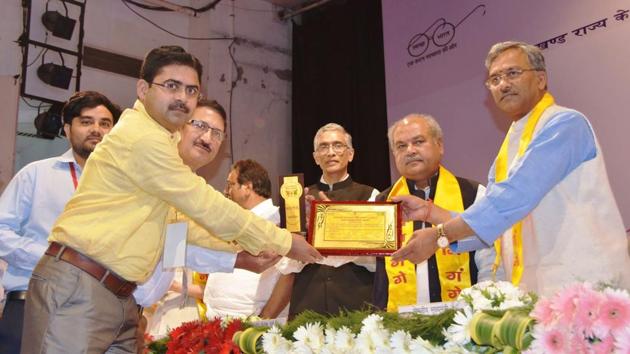 Chief minister Trivendra Singh Rawat felicitates Nainital DPRO Atul Pratap Singh for his contribution to make the state open defecation free, in Dehradun on Thursday. (HT Photo) Chief minister Trivendra Singh Rawat felicitates Nainital DPRO Atul Pratap Singh for his contribution to make the state open defecation free, in Dehradun on Thursday. (HT Photo)