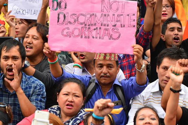 Indian members of the Gorkha community hold placards and shout slogans during a demonstration demanding a separate "Gorkhaland" state from the state of West Bengal in Bangalore on June 20, 2017. Hundreds of protesters on June 18 paraded with coffins containing the bodies of two men they claimed were killed in clashes with Indian security forces in Darjeeling in teh state of West Bengal, as the hill resort reels from separatist unrest. / AFP PHOTO / MANJUNATH KIRAN (AFP) Indian members of the Gorkha community hold placards and shout slogans during a demonstration demanding a separate "Gorkhaland" state from the state of West Bengal in Bangalore on June 20, 2017. Hundreds of protesters on June 18 paraded with coffins containing the bodies of two men they claimed were killed in clashes with Indian security forces in Darjeeling in teh state of West Bengal, as the hill resort reels from separatist unrest. / AFP PHOTO / MANJUNATH KIRAN (AFP)