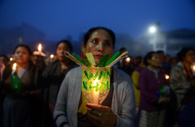 Indian Buddhist devotees hold candles as they take part in a vigil to pay respects to those killed in clashes with police during an indefinite strike in Darjeeling on June 19, 2017. Hundreds of protesters on June 18 paraded with coffins containing the bodies of two men they claimed were killed in clashes with Indian security forces in Darjeeling, as the hill resort reels from separatist unrest. / AFP PHOTO / DIPTENDU DUTTA (AFP) Indian Buddhist devotees hold candles as they take part in a vigil to pay respects to those killed in clashes with police during an indefinite strike in Darjeeling on June 19, 2017. Hundreds of protesters on June 18 paraded with coffins containing the bodies of two men they claimed were killed in clashes with Indian security forces in Darjeeling, as the hill resort reels from separatist unrest. / AFP PHOTO / DIPTENDU DUTTA (AFP)