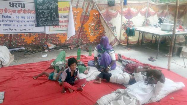 A Dalit family has been demonstrating for last 22 days outside the Barmer collectorate seeking justice for their father. (HT Photo)