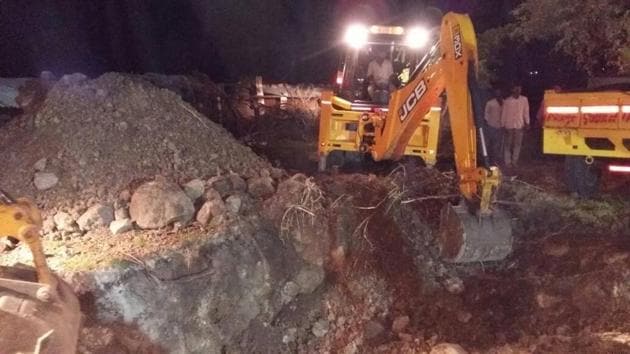A JCB digs a parallel well adjacent to the one Veena fell into in Ikkareddygudem village of Chevella block in Rangareddy district in Telangana on Thursday evening. (HT Photo) A JCB digs a parallel well adjacent to the one Veena fell into in Ikkareddygudem village of Chevella block in Rangareddy district in Telangana on Thursday evening. (HT Photo)