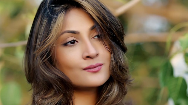 Actor Urvashi Dholakia says that people often tell her to portray positive characters on screen.(Instagram/urvashidholakia9)
