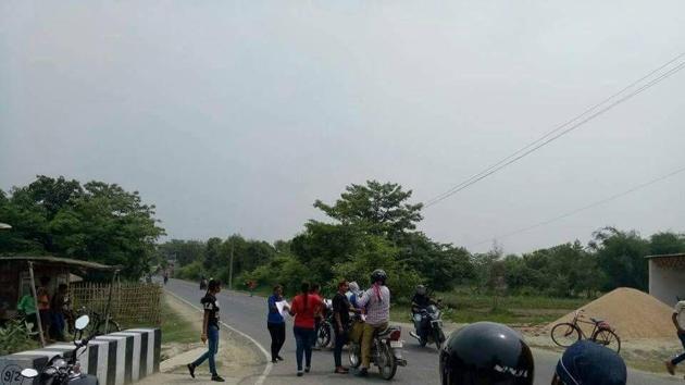 Members of women robbers’ gang on one of the highways passing through Muzaffarpur district in Bihar. (HT Photo) Members of women robbers’ gang on one of the highways passing through Muzaffarpur district in Bihar. (HT Photo)