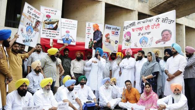Carrying placards, the AAP MLAs, along with ally Lok Insaaf Party legislators, held a mock assembly outside the House. (Keshav Singh/HT) Carrying placards, the AAP MLAs, along with ally Lok Insaaf Party legislators, held a mock assembly outside the House. (Keshav Singh/HT)