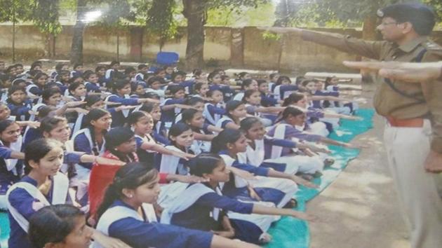 Police in Jhabua exhort girl students to take a pledge to continue their studies till the age of 18. (HT Photo) Police in Jhabua exhort girl students to take a pledge to continue their studies till the age of 18. (HT Photo)