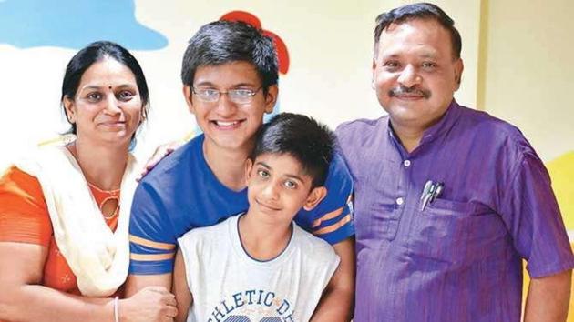 Archit Gupta with his family.(HT photo)