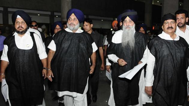 Shiromani Akali Dal (SAD) president Sukhbir Singh Badal along with other party leaders wore black robes as a sign of protest outside Punjab Vidhan Sabha in Chandigarh on Friday. (Keshav Singh/HT Photo) Shiromani Akali Dal (SAD) president Sukhbir Singh Badal along with other party leaders wore black robes as a sign of protest outside Punjab Vidhan Sabha in Chandigarh on Friday. (Keshav Singh/HT Photo)