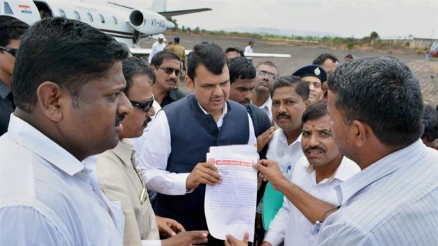 Maharashtra chief minister Devendra Fadnavis with members of Baliraja Shetkari Sanghatana demanding a farm loan waiver, in Karad .(PTI Photo)