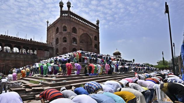 Men and women congregate in prayer on the last Friday of this year’s month of Ramzan. (Arun Sharma/HT PHOTO) Men and women congregate in prayer on the last Friday of this year’s month of Ramzan. (Arun Sharma/HT PHOTO)