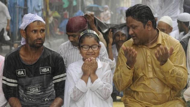 Heavy rain met people out for the last Friday prayers of Ramadan in front of Tipu Sultan Mosque in Kolkata, West Bengal. (Samir Jana/HT PHOTO) Heavy rain met people out for the last Friday prayers of Ramadan in front of Tipu Sultan Mosque in Kolkata, West Bengal. (Samir Jana/HT PHOTO)