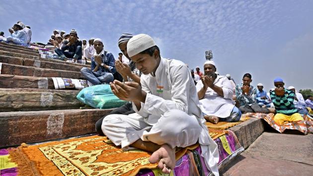 Worshippers gather on the steps of the Jama Masjid during afternoon prayers on the last Friday of Ramzan in Delhi. (Arun Sharma/HT PHOTO) Worshippers gather on the steps of the Jama Masjid during afternoon prayers on the last Friday of Ramzan in Delhi. (Arun Sharma/HT PHOTO)