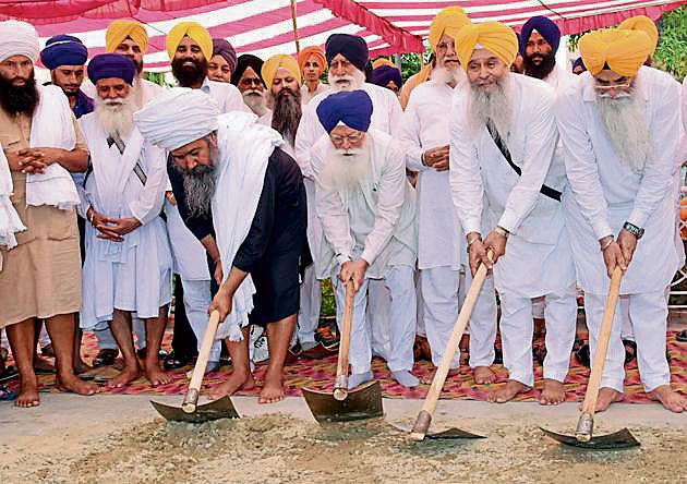SGPC chief Kirpal Singh Badungar (third from right) with others, laying foundation stone of ‘chhabeel’ stalls on approach road to Golden Temple in Amritsar on Friday. (HT Photo)