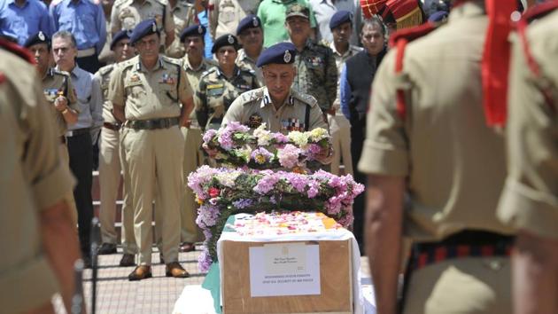 Director General of J-K Police SP Vaid at wreath laying ceremony for killed policeman Mohammed Ayub Pandith in Srinagar.(Waseem Andrabi/HT Photo)