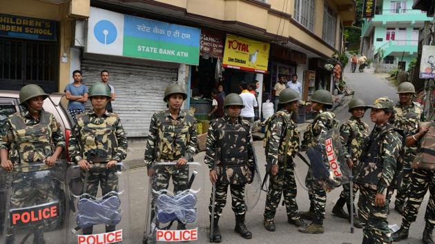 Security personnel stand guard on a streets in front of a shuttered ATM machine during an indefinite strike of government offices and banks called by the Gorkha Janmukti Morcha (GJM) party in Darjeeling on June 14, 2017. (AFP) Security personnel stand guard on a streets in front of a shuttered ATM machine during an indefinite strike of government offices and banks called by the Gorkha Janmukti Morcha (GJM) party in Darjeeling on June 14, 2017. (AFP)