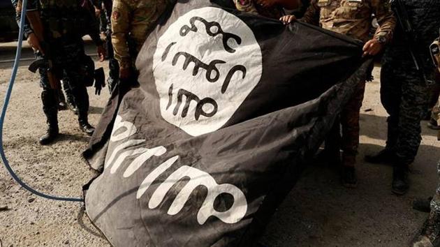 Iraqi soldiers pose with the Islamic State flag along a street of the town of al-Shura, which was recaptured from Islamic State (IS), south of Mosul, Iraq October 30, 2016.(Reuters File Photo)