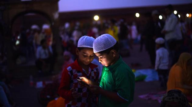 Boys seen in the Jama Masjid complex after iftar on June 22, 2017. (Arun Sharma/HT PHOTO) Boys seen in the Jama Masjid complex after iftar on June 22, 2017. (Arun Sharma/HT PHOTO)