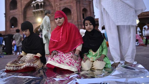 Young girls with family at the Jama Masjid complex having completed their first fast, on the eve of Juma-tul-Wida, on June 22, 2017 in Delhi. (Arun Sharma/HT PHOTO) Young girls with family at the Jama Masjid complex having completed their first fast, on the eve of Juma-tul-Wida, on June 22, 2017 in Delhi. (Arun Sharma/HT PHOTO)