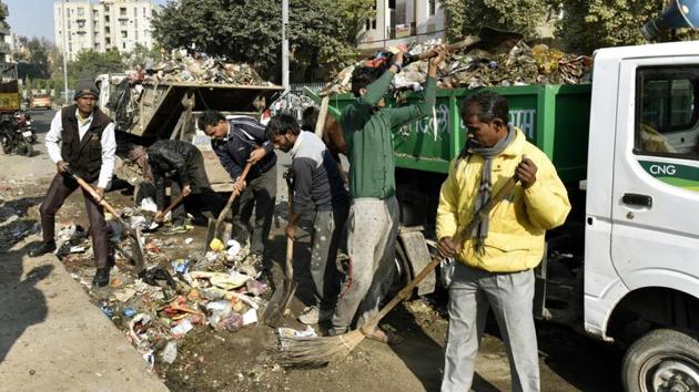 The East Delhi Municipal Corporation workers remove garbage at Chilla Village near Mayur Vihar.(Mohd Zakir/HT PHOTO) The East Delhi Municipal Corporation workers remove garbage at Chilla Village near Mayur Vihar.(Mohd Zakir/HT PHOTO)