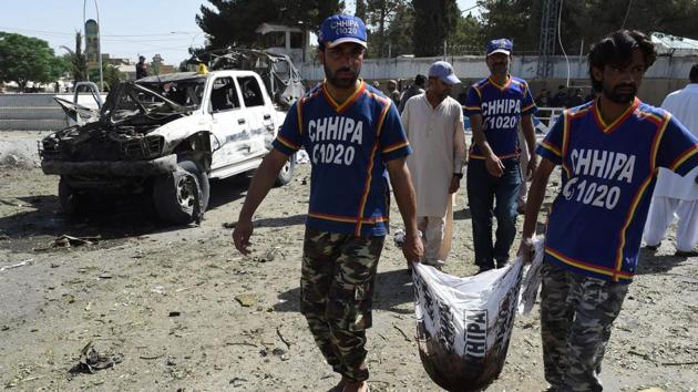 Pakistani volunteers move the remains of a victim at the site of a suicide attack that targeted police in Quetta on June 23, 2017. (AFP) Pakistani volunteers move the remains of a victim at the site of a suicide attack that targeted police in Quetta on June 23, 2017. (AFP)
