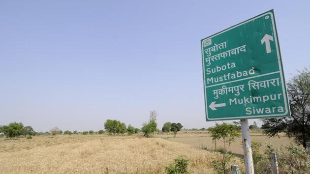 Once all technical issues are discussed and resolved, the aviation ministry will issue a site clearance, paving the way for setting up the international airport in Jewar in Greater Noida.(Burhaan Kinu/HT Photo)
