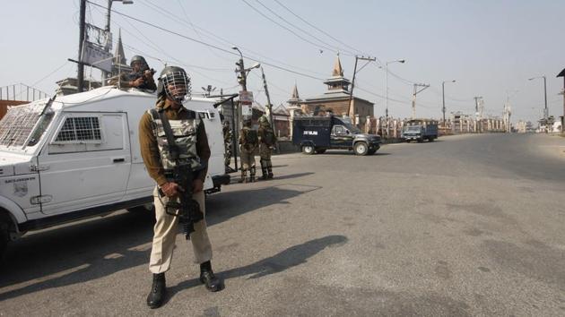 A paramilitary soldier patrols in front of the Jamia Mosque in Srinagar.(HT File Photo) A paramilitary soldier patrols in front of the Jamia Mosque in Srinagar.(HT File Photo)