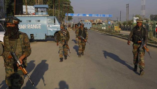 Security forces cordon off the area where militants attacked a CRPF vehicle in Srinagar on June 24, 2017.(Waseem Andrabi/HT Photo) Security forces cordon off the area where militants attacked a CRPF vehicle in Srinagar on June 24, 2017.(Waseem Andrabi/HT Photo)