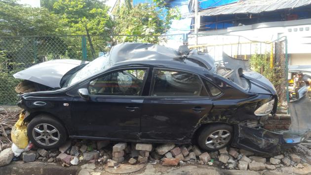 The accident took place around 2.45 am on the northbound stretch of the Vakola flyover on the Western Express Highway (HT) The accident took place around 2.45 am on the northbound stretch of the Vakola flyover on the Western Express Highway (HT)