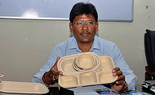 Additional commissioner, Garhwal, Harak Singh Rawat displays biodegradable tableware in Dehradun on Saturday.(Vinay Santosh Kumar/HT)