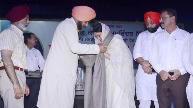 Punjab local bodies minister Navjot Singh Sidhu honouring Dr Jaspreet Kaur, granddaughter-in-law of Master Tara Singh, at Amritsar on Saturday. (Sameer Sehgal/HT Photo) Punjab local bodies minister Navjot Singh Sidhu honouring Dr Jaspreet Kaur, granddaughter-in-law of Master Tara Singh, at Amritsar on Saturday. (Sameer Sehgal/HT Photo)