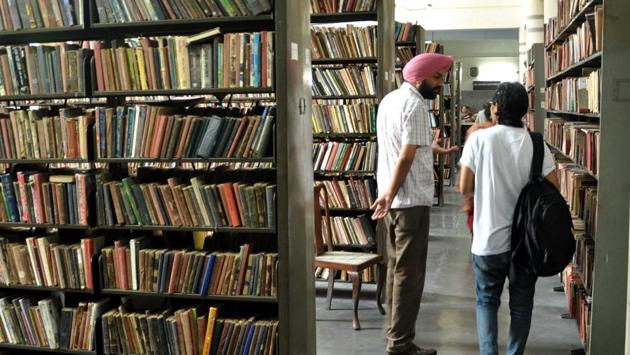 The 62 libraries in the state, including 14 district libraries and 48 libraries in government colleges, are reeling under acute shortage of funds and staff.(Bharat Bhushan/HT)