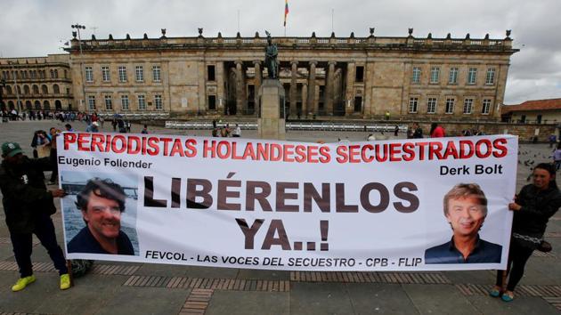 People protest against the kidnapping of Dutch journalists Derk Johannes Bolt and Eugenio Ernest Marie in Bogota, Colombia June 21, 2017. (REUTERS) People protest against the kidnapping of Dutch journalists Derk Johannes Bolt and Eugenio Ernest Marie in Bogota, Colombia June 21, 2017. (REUTERS)